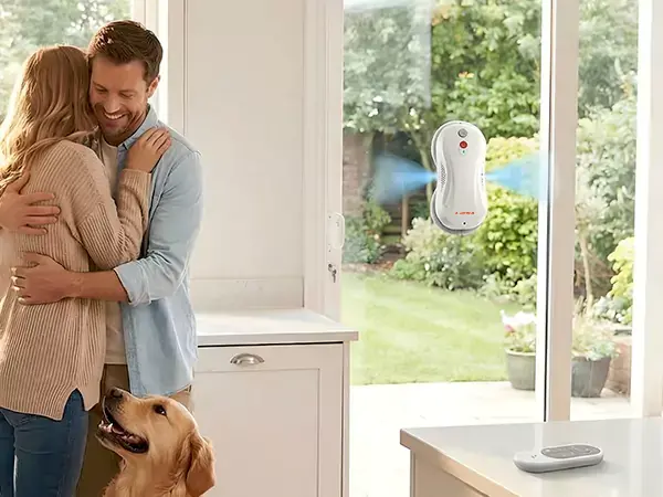 Der Fensterreinigungsroboter mit Doppelwasserspray macht es einfacher, Fenster hell und sauber zu halten