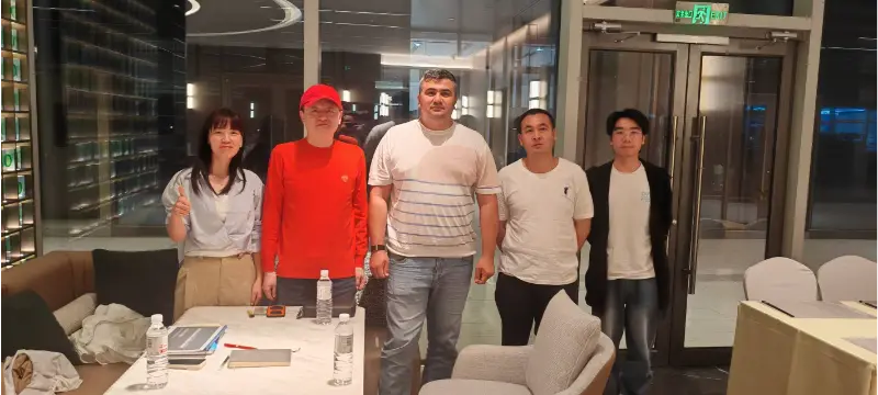 ​Liesa bespricht Geschäfte mit einem zentralasiatischen Kunden